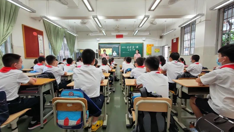 铁一小学四年2班老师给学生上复学第一课（抗疫篇）。.jpg