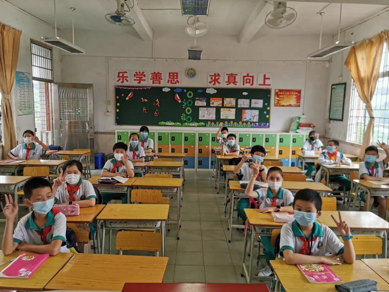 黄埔区庙头小学学生单人单桌拉开间距上课.jpg