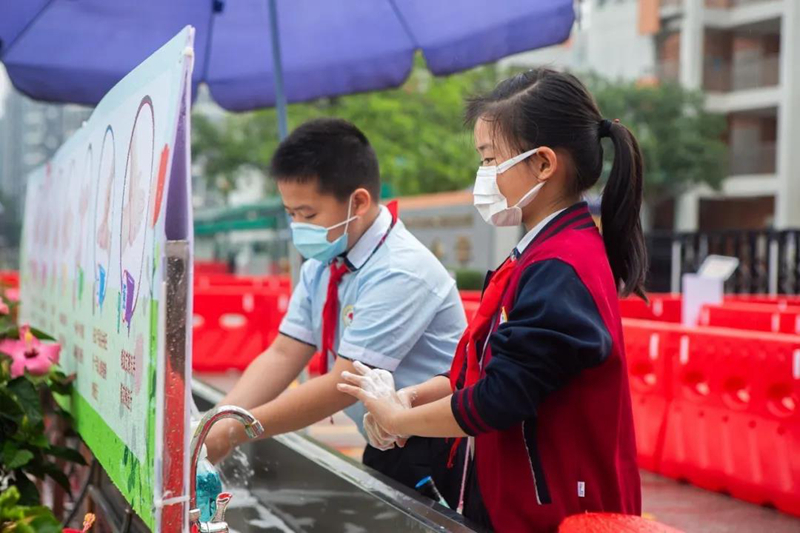 南沙区金隆小学在校门口设置洗手台，学生进入校门前先洗手消毒.jpg