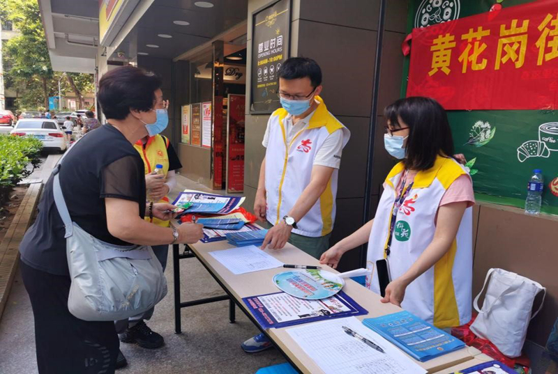 党员志愿服务参加社区志愿服务活动.jpg