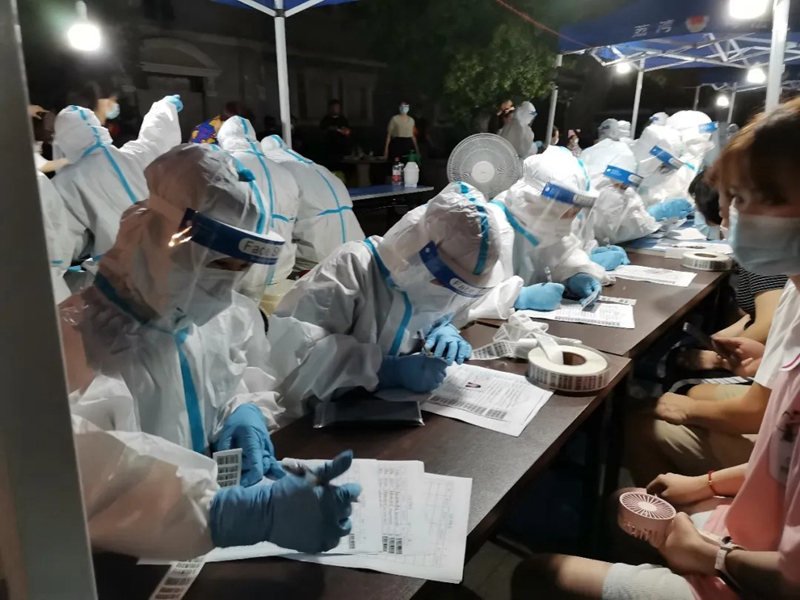 党员志愿者在在核酸检测现场工作.jpg