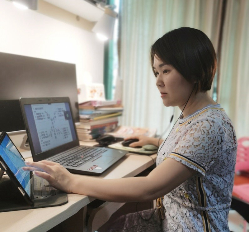 教师进行线上教学.jpg