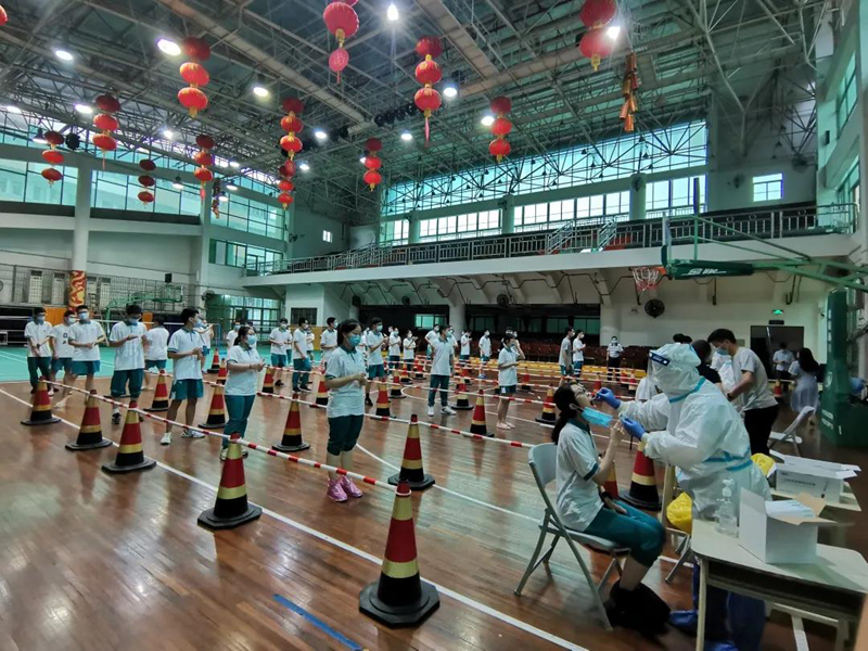 学生排队做核酸检测.jpg